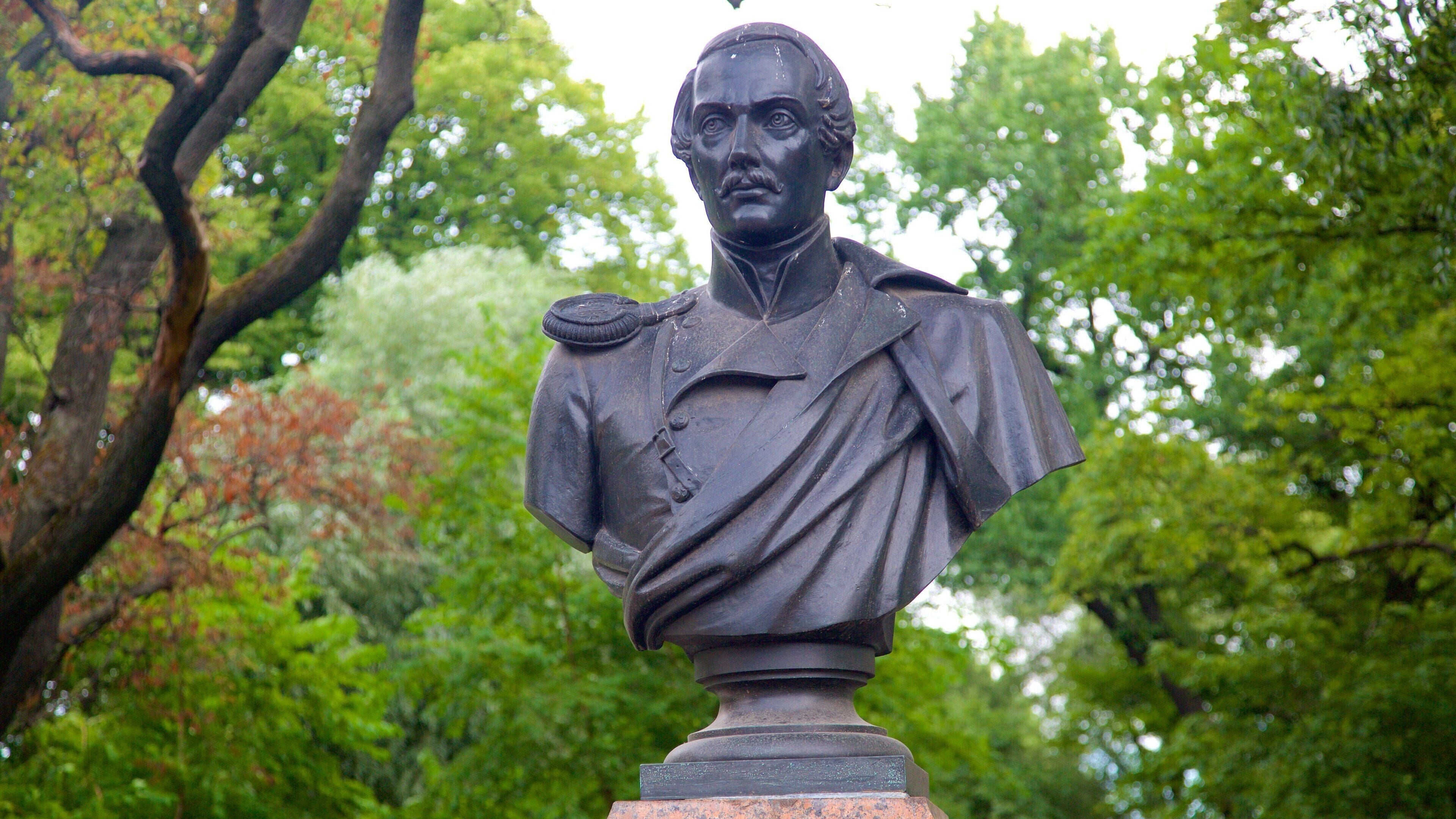 Admiralty Building which includes a statue or sculpture