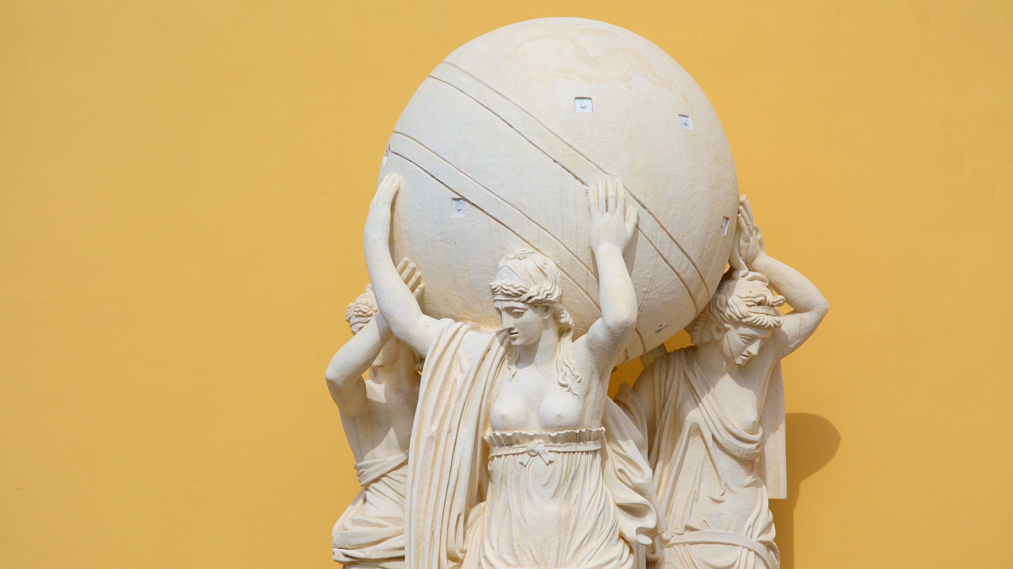 Admiralty Building showing a statue or sculpture