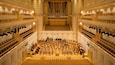 Ein großes Konzerthaus mit terrassenförmig angeordneten Sitzplätzen und einer Bühne für Orchester.