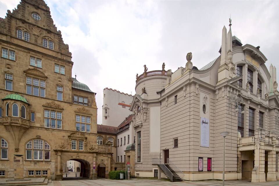 Ein historisches Gebäude mit aufwendiger Architektur, darunter eine markante Kuppel und Statuen.