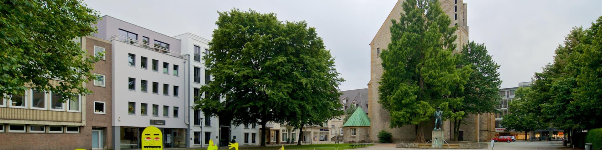 Nicolai Church showing outdoor art, a garden and flowers
