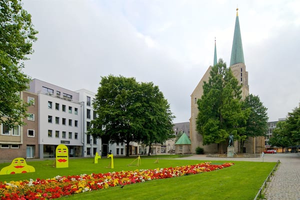 Nicolai Church which includes heritage architecture, a park and flowers