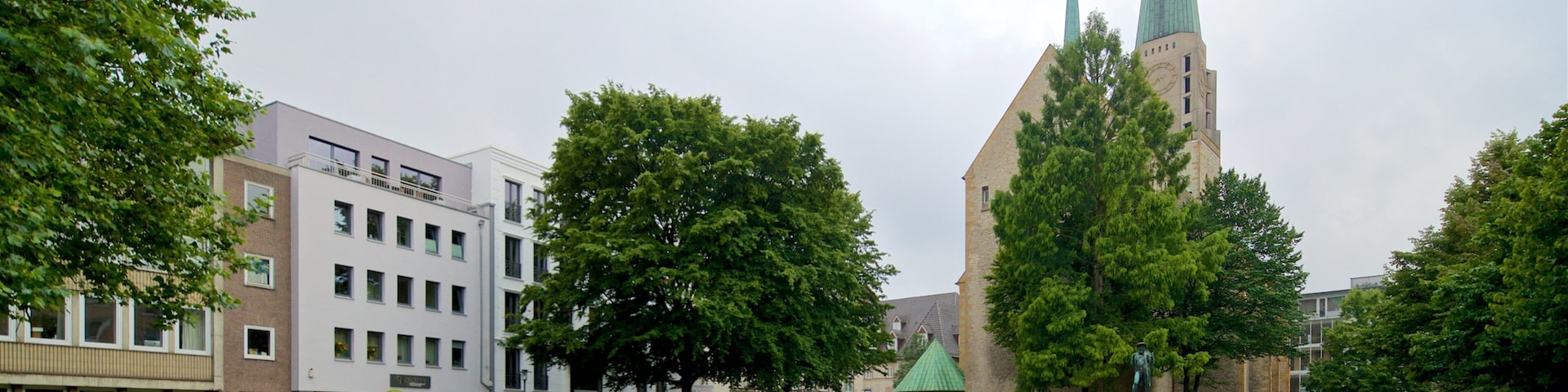 Ighreja de Nicolai mostrando flores, um jardim e arquitetura de patrimônio