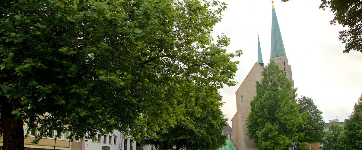 Nikolaikirche og byder på historiske bygningsværker, udendørs kunst og blomster