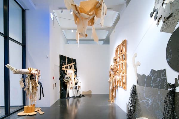 Eine Kunstgalerie mit verschiedenen Skulpturen und Installationen.