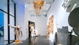 Una galería de arte con varias esculturas e instalaciones.