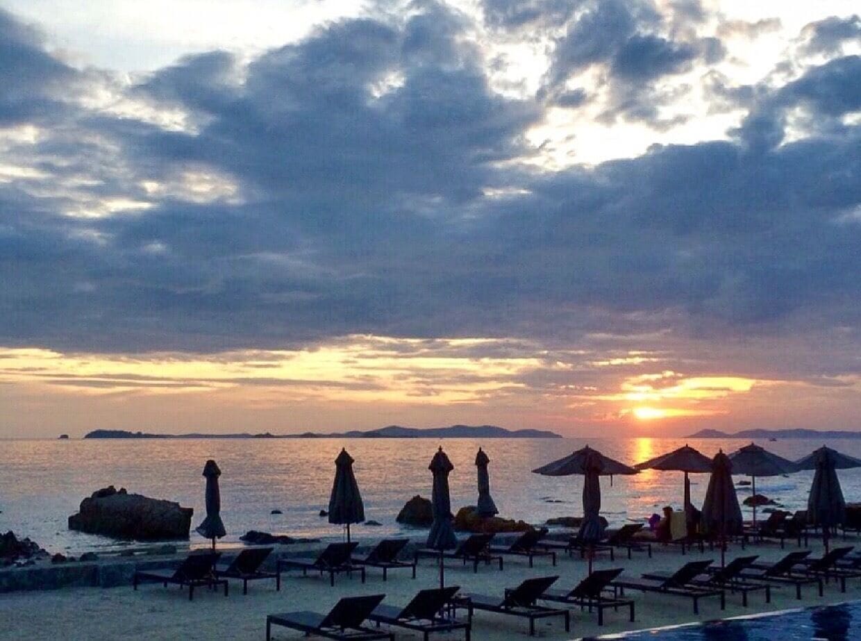 This is the idyllic spot where iphone is not allowed...music is not required...and Favourite books are not needed.
#thailand#beach#sunset#rayong#