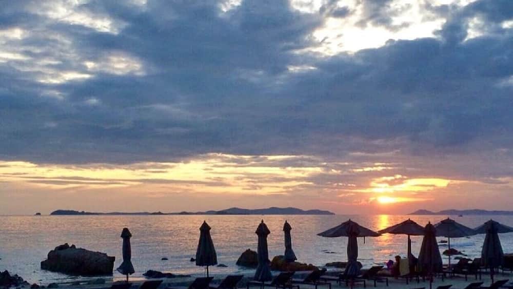 This is the idyllic spot where iphone is not allowed...music is not required...and Favourite books are not needed.
#thailand#beach#sunset#rayong#