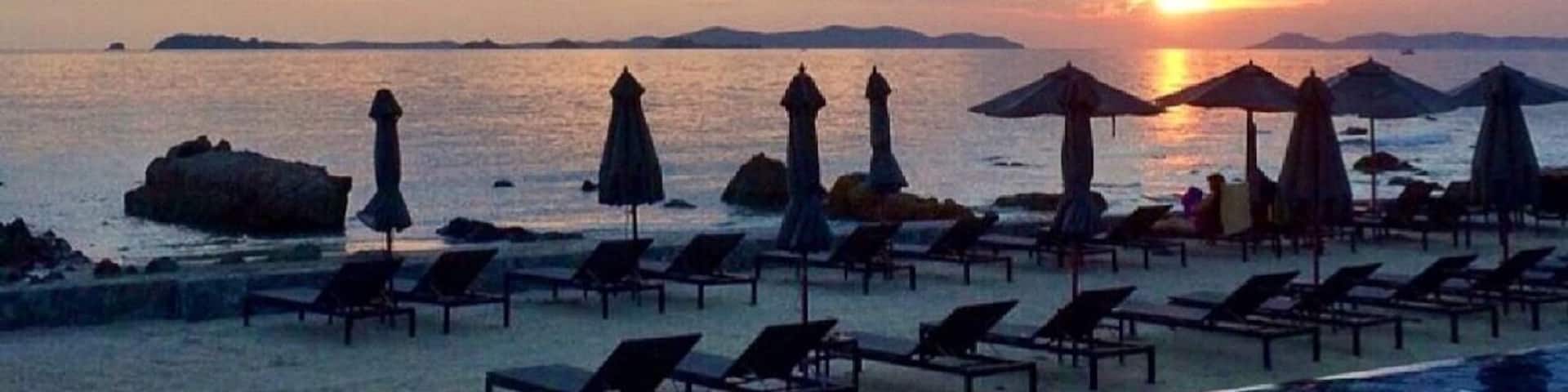 This is the idyllic spot where iphone is not allowed...music is not required...and Favourite books are not needed.
#thailand#beach#sunset#rayong#