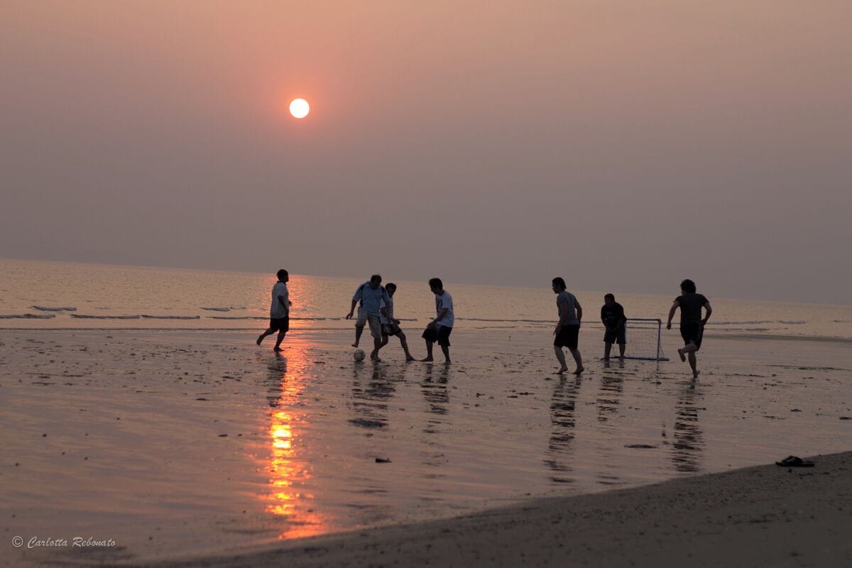 The area of Rayong is just about an hour from the overcrowded, over polluted and horrible Pattaya, but it feels like a complete different world. The beach is beautiful long and empty, the only rubbish that you will find are peaces of coconut and fisherman net. It is not as build up as other parts of Thailand, so there is really not musch going on, but if all you want is relax in a piece paradise and watch the sunset for a couple of days, this is the place for you. The Marriott just opened when we went there, which means that we got a really good deal and it was worth every penny.

#Marriott #beach
