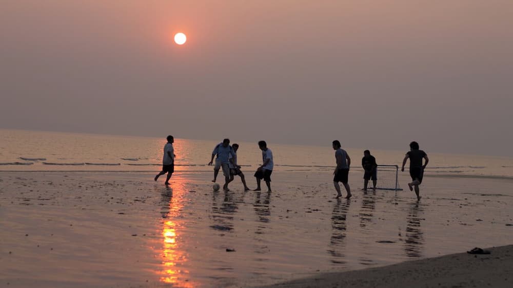 The area of Rayong is just about an hour from the overcrowded, over polluted and horrible Pattaya, but it feels like a complete different world. The beach is beautiful long and empty, the only rubbish that you will find are peaces of coconut and fisherman net. It is not as build up as other parts of Thailand, so there is really not musch going on, but if all you want is relax in a piece paradise and watch the sunset for a couple of days, this is the place for you. The Marriott just opened when we went there, which means that we got a really good deal and it was worth every penny.
#Marriott #beach