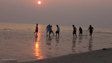 The area of Rayong is just about an hour from the overcrowded, over polluted and horrible Pattaya, but it feels like a complete different world. The beach is beautiful long and empty, the only rubbish that you will find are peaces of coconut and fisherman net. It is not as build up as other parts of Thailand, so there is really not musch going on, but if all you want is relax in a piece paradise and watch the sunset for a couple of days, this is the place for you. The Marriott just opened when we went there, which means that we got a really good deal and it was worth every penny.
#Marriott #beach