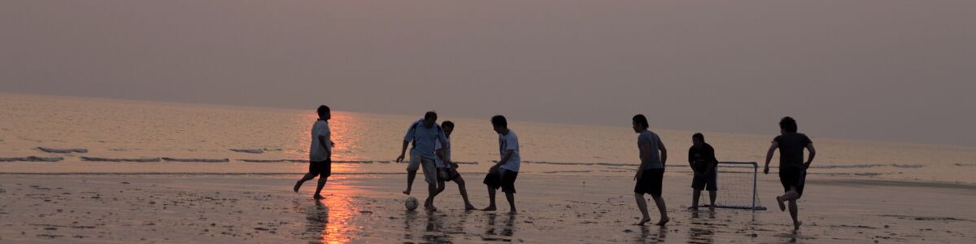 The area of Rayong is just about an hour from the overcrowded, over polluted and horrible Pattaya, but it feels like a complete different world. The beach is beautiful long and empty, the only rubbish that you will find are peaces of coconut and fisherman net. It is not as build up as other parts of Thailand, so there is really not musch going on, but if all you want is relax in a piece paradise and watch the sunset for a couple of days, this is the place for you. The Marriott just opened when we went there, which means that we got a really good deal and it was worth every penny.
#Marriott #beach