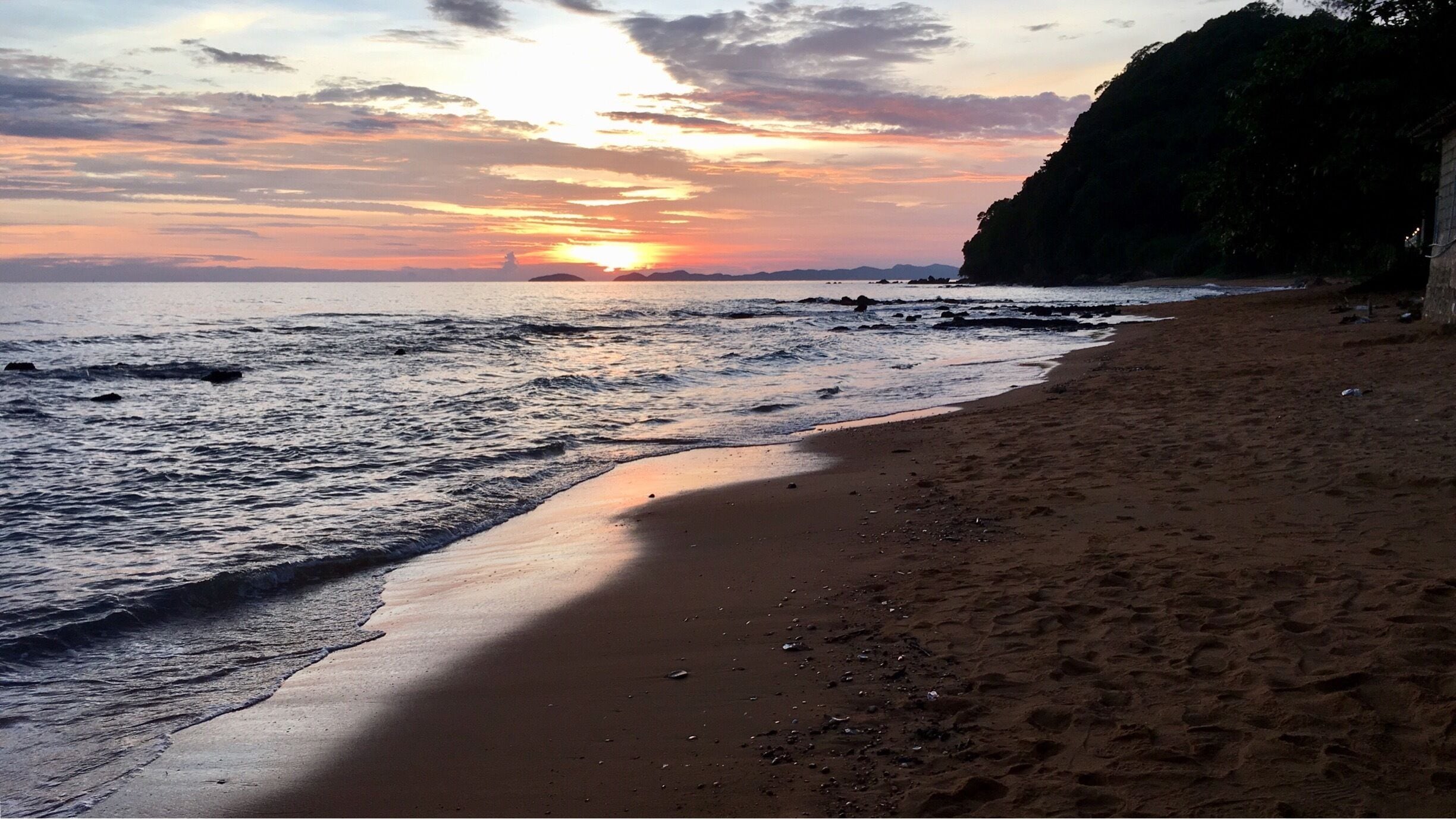 Tis sundown...
The multi- colored dancing sunbeam. 
Brightly shines on in my heart’s dream. 
Of the one I love, at sundown...
#LifeatExpedia