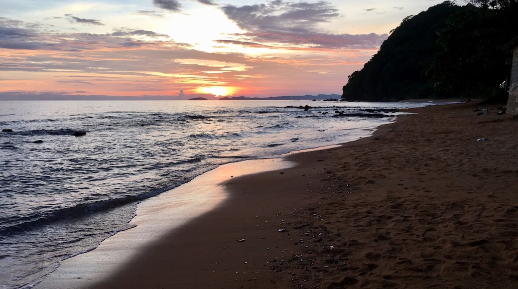 Tis sundown...
The multi- colored dancing sunbeam.
Brightly shines on in my heart’s dream.
Of the one I love, at sundown...
#LifeatExpedia