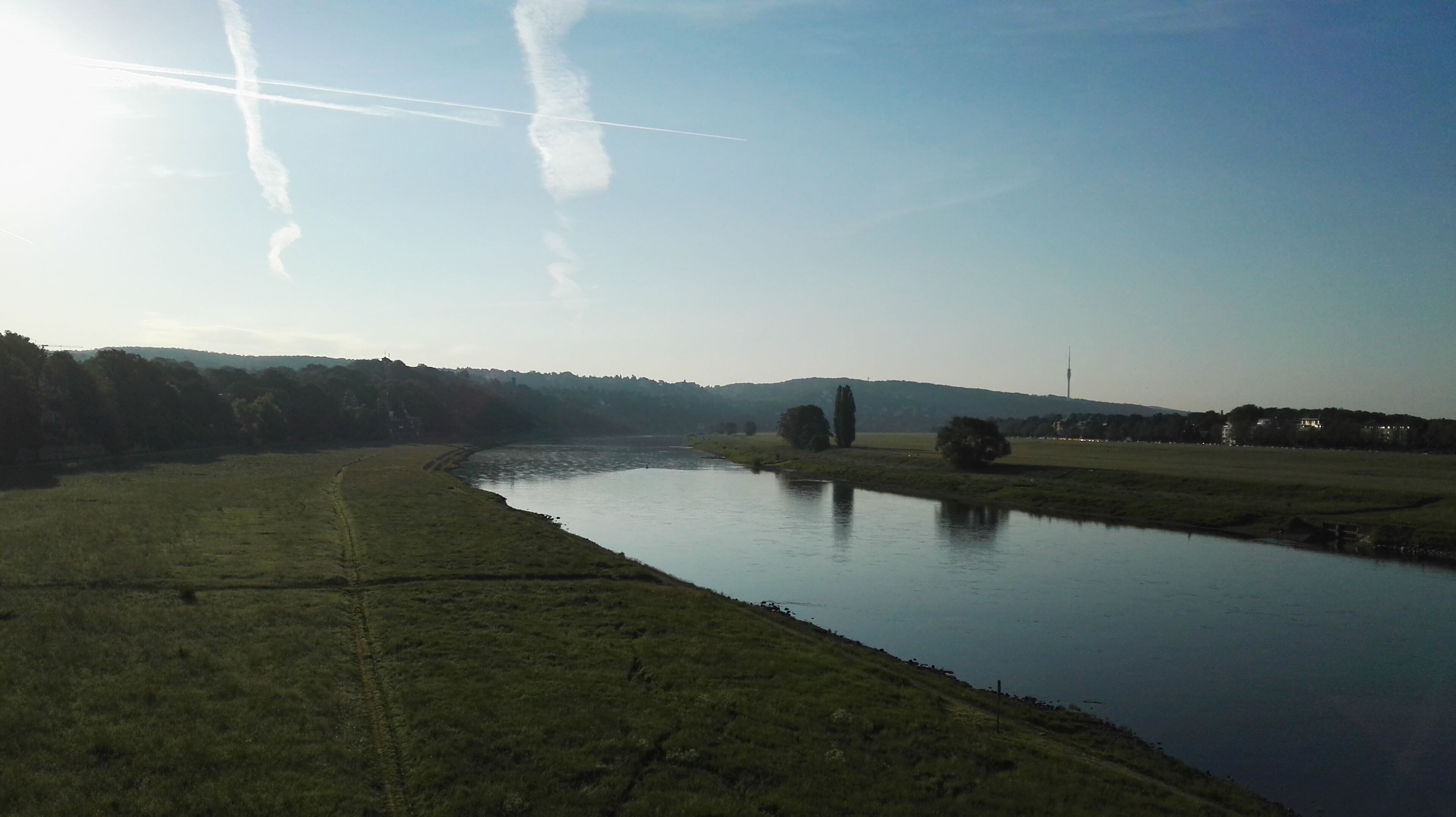 Elbtal in Dresden, morgens fotografiert von der Waldschlößchenbrücke aus