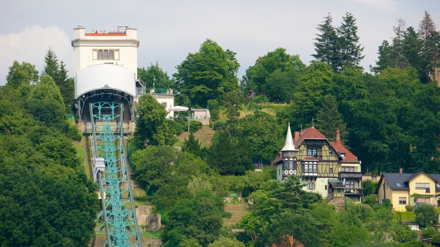 Ein Turm, ein Haus und ein Wald.