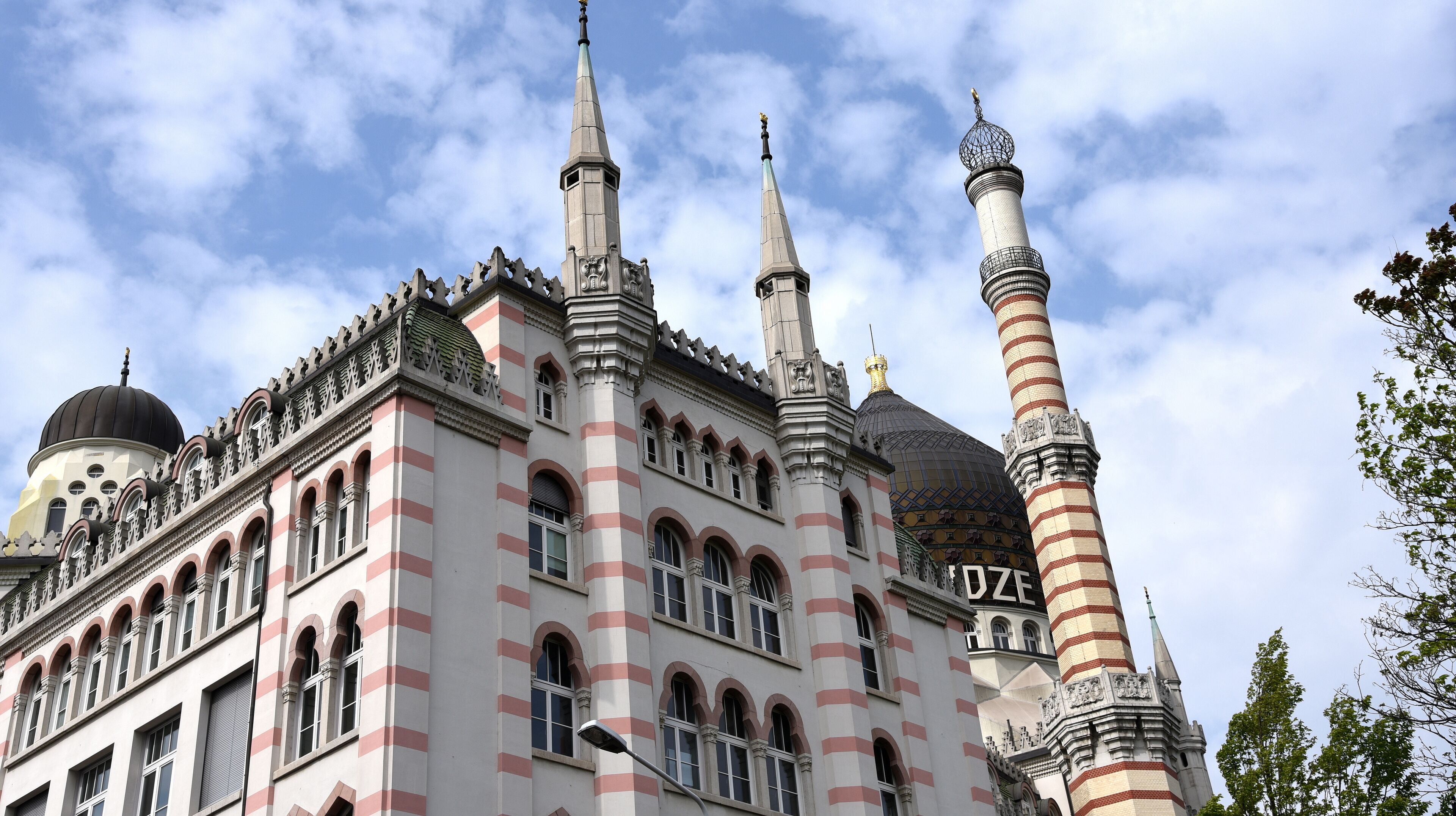 Minarettartige Türme des ehemaligen Fabrikgebäudes der Zigarettenfabrik Yenidze vor strahlend blauem Himmel