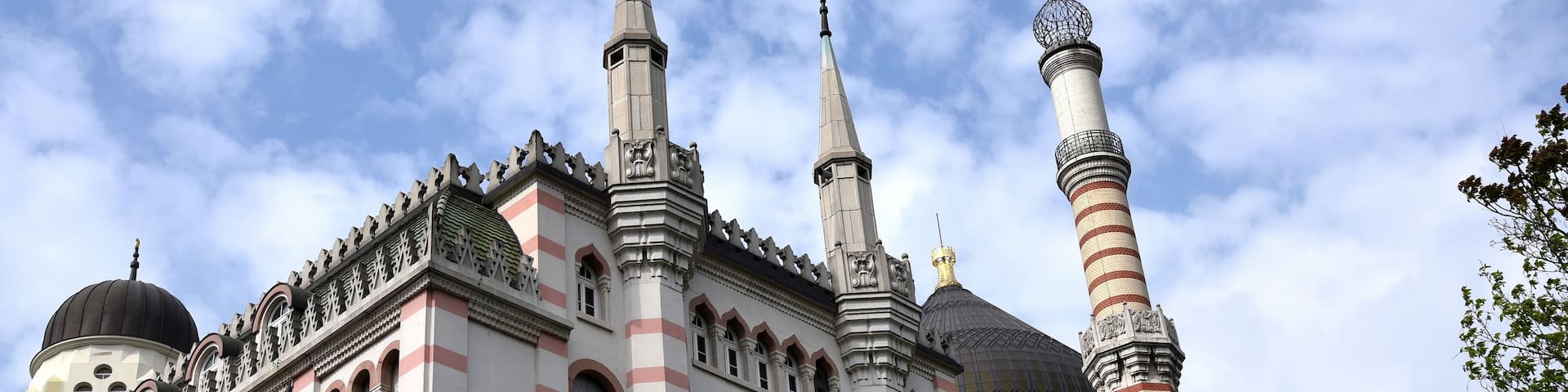Minarettartige Türme des ehemaligen Fabrikgebäudes der Zigarettenfabrik Yenidze vor strahlend blauem Himmel