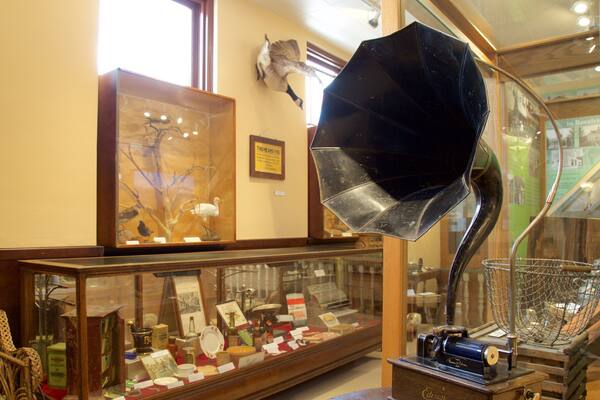 レヴェルストーク ミュージアム アンド アーカイブズ どの含み 屋内の眺め と 遺跡・遺産