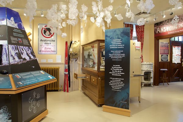 Musée et archives de Revelstoke montrant vues intérieures et signalisation