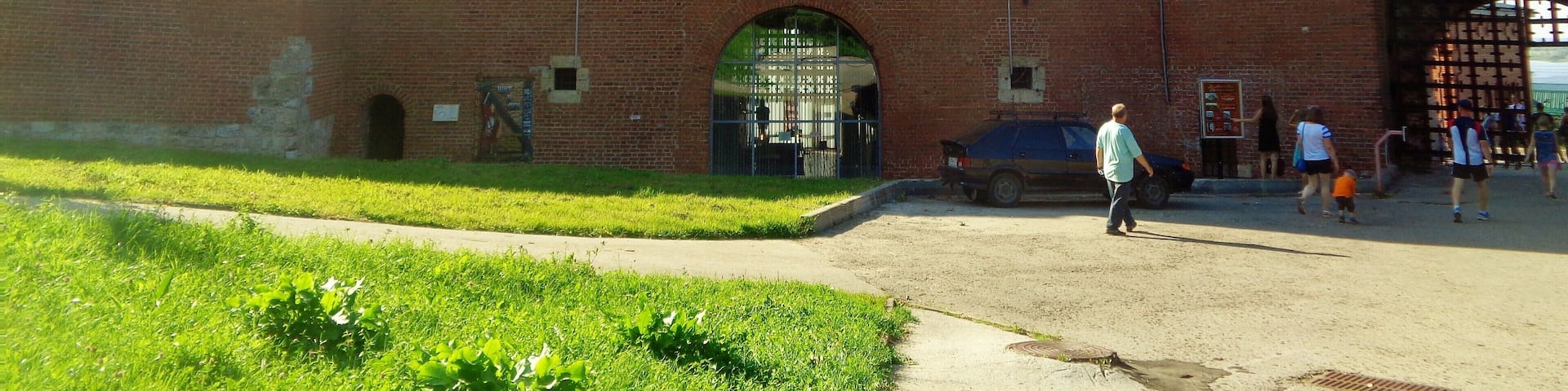 This is one part of the Nizhny Novgorod Kremlin. A 16th-century fortress in one of the biggest cities in Russia. It's also another of my favorite sites in this country. Nizhny Novgorod is a very beautiful city, with many great churches. But this Kremlin really stands out. It was built between 1508-1515 and in 1949 underwent a restoration. You could spend a few hours here just walking and taking pictures :).