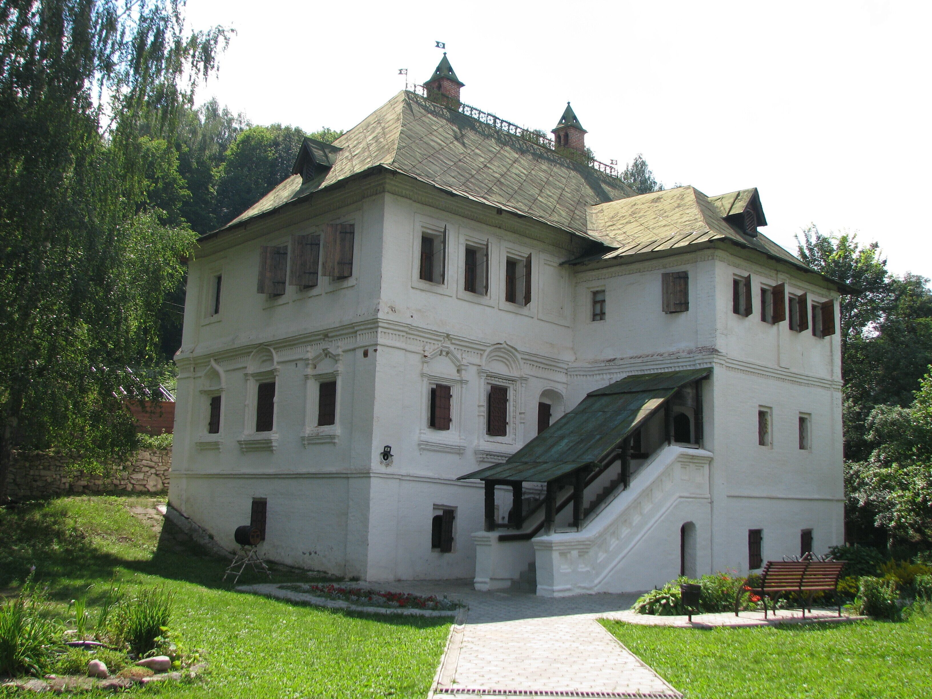 Gorokhovets. 
House Ershov.
Among the small cities of the Golden Ring of Russia a special place is occupied by the ancient city of Gorokhovets. Picturesquely sprawled on the high right bank of the Klyazma River, in 2010 he confirmed the status of a historic settlement from among 41 cities in Russia.

Gorokhovets was first mentioned in the Laurentian Chronicle in 1239 as a border outpost of north-eastern Russia. A organic colorful unity of nature and architecture, the city has become famous since the end of the XVII century. At this time, trade flourishes and merchants of Gorohovets instead of wooden chambers build themselves stone palaces "with an entrance hall with wide, with porches with high."

Of the 20 stone merchant houses from the XVII century, preserved in Russia, as many as 7 adorn the historic village of Gorokhovets. In one of them - a unique museum "House Ershov (Sapozhnikov)", where the life and the interior of the merchants' chambers from the XVII century.