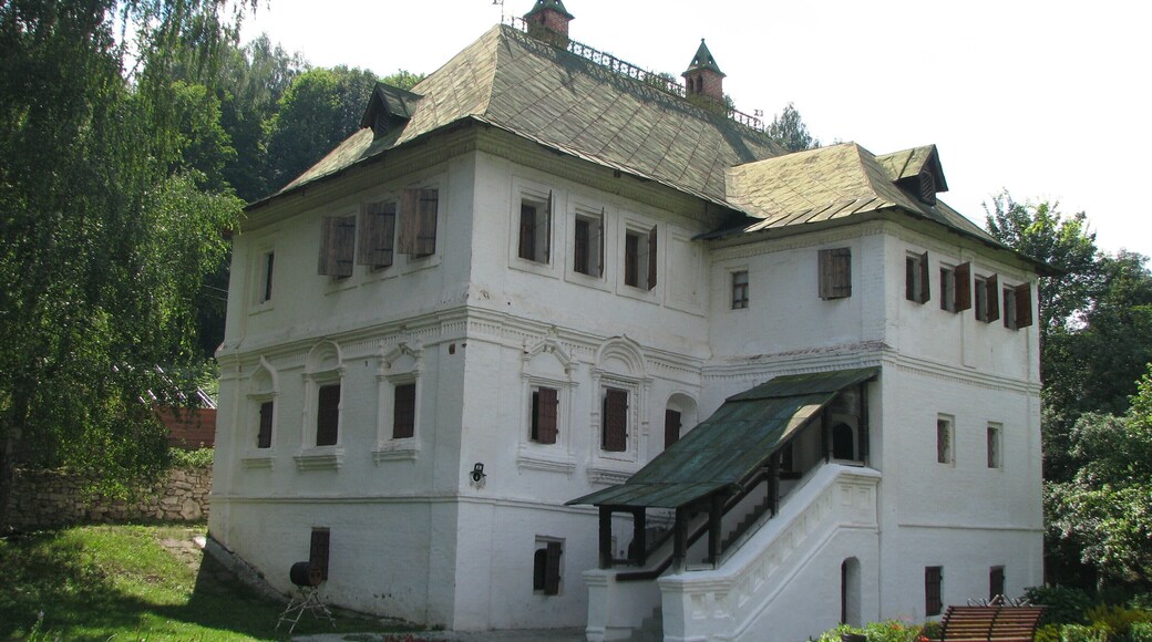 Gorokhovets.
House Ershov.
Among the small cities of the Golden Ring of Russia a special place is occupied by the ancient city of Gorokhovets. Picturesquely sprawled on the high right bank of the Klyazma River, in 2010 he confirmed the status of a historic settlement from among 41 cities in Russia.
Gorokhovets was first mentioned in the Laurentian Chronicle in 1239 as a border outpost of north-eastern Russia. A organic colorful unity of nature and architecture, the city has become famous since the end of the XVII century. At this time, trade flourishes and merchants of Gorohovets instead of wooden chambers build themselves stone palaces "with an entrance hall with wide, with porches with high."
Of the 20 stone merchant houses from the XVII century, preserved in Russia, as many as 7 adorn the historic village of Gorokhovets. In one of them - a unique museum "House Ershov (Sapozhnikov)", where the life and the interior of the merchants' chambers from the XVII century.