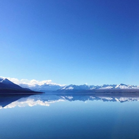 Lake Pukaki is extremely blue because of the glacial melt. On a clear day the reflection of the mountains on the lake is astounding!
www.cheskiesgaplife.com