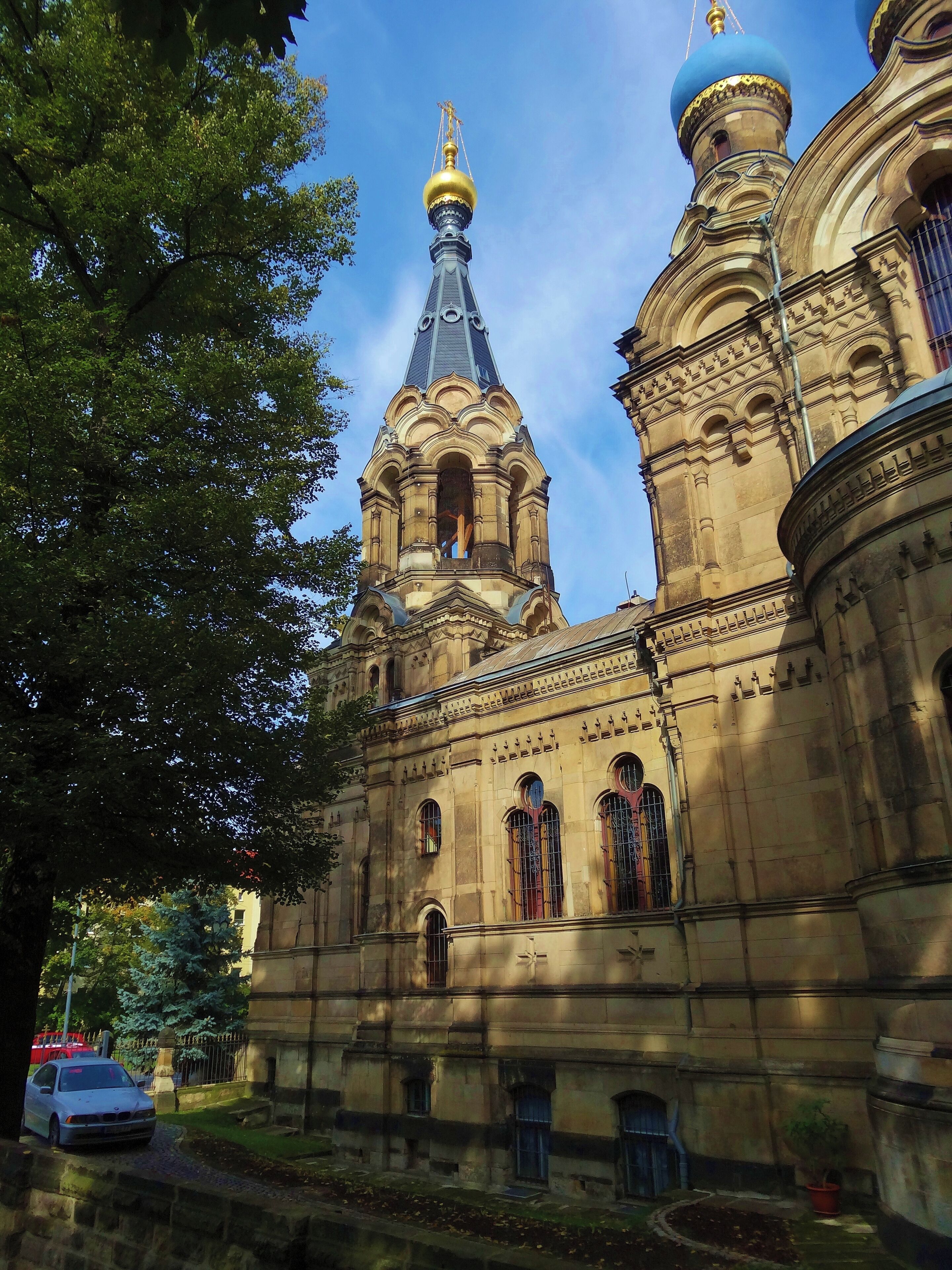 The Russian Orthodox Church of Saint Simeon of the Wonderful Mountain in Dresden. The architects are the Russian Harald Julius von Bosse and the Dresden Karl Weißbach and had built from 1872 to 1874. Noticeable is that the workers would need the twice or triple time to built up this,w ith modern tech, today. The workers came mostly from Dresden and lived all in the near and were all indigenous.