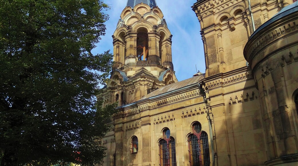 The Russian Orthodox Church of Saint Simeon of the Wonderful Mountain in Dresden. The architects are the Russian Harald Julius von Bosse and the Dresden Karl Weißbach and had built from 1872 to 1874. Noticeable is that the workers would need the twice or triple time to built up this,w ith modern tech, today. The workers came mostly from Dresden and lived all in the near and were all indigenous.