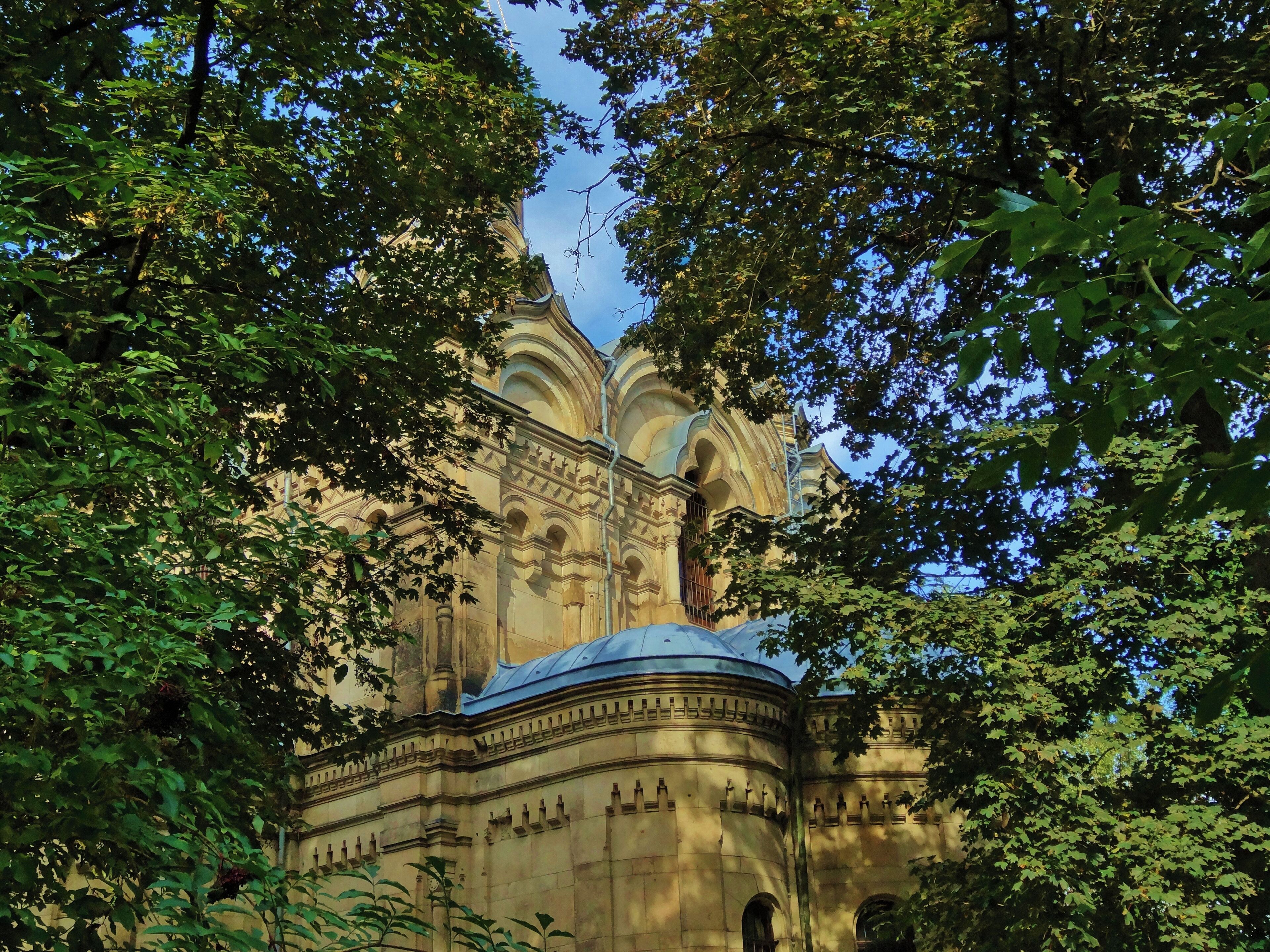 The Russian Orthodox Church of Saint Simeon of the Wonderful Mountain in Dresden. The architects are the Russian Harald Julius von Bosse and the Dresden Karl Weißbach and had built from 1872 to 1874. Noticeable is that the workers would need the twice or triple time to built up this,w ith modern tech, today. The workers came mostly from Dresden and lived all in the near and were all indigenous.