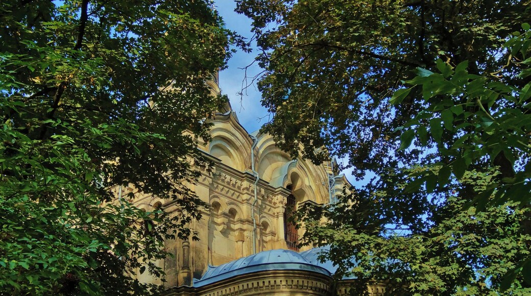 The Russian Orthodox Church of Saint Simeon of the Wonderful Mountain in Dresden. The architects are the Russian Harald Julius von Bosse and the Dresden Karl Weißbach and had built from 1872 to 1874. Noticeable is that the workers would need the twice or triple time to built up this,w ith modern tech, today. The workers came mostly from Dresden and lived all in the near and were all indigenous.