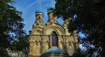 The Russian Orthodox Church of Saint Simeon of the Wonderful Mountain in Dresden. The architects are the Russian Harald Julius von Bosse and the Dresden Karl Weißbach and had built from 1872 to 1874. Noticeable is that the workers would need the twice or triple time to built up this,w ith modern tech, today. The workers came mostly from Dresden and lived all in the near and were all indigenous.