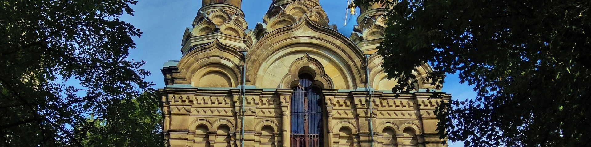 Une église historique à l’architecture riche et élaborée, avec notamment des coupoles et un clocher central.