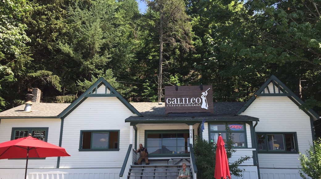 Great spot for coffee on the sea to sky highway close to Britannia Beach. They make their own and the view is spectacular!