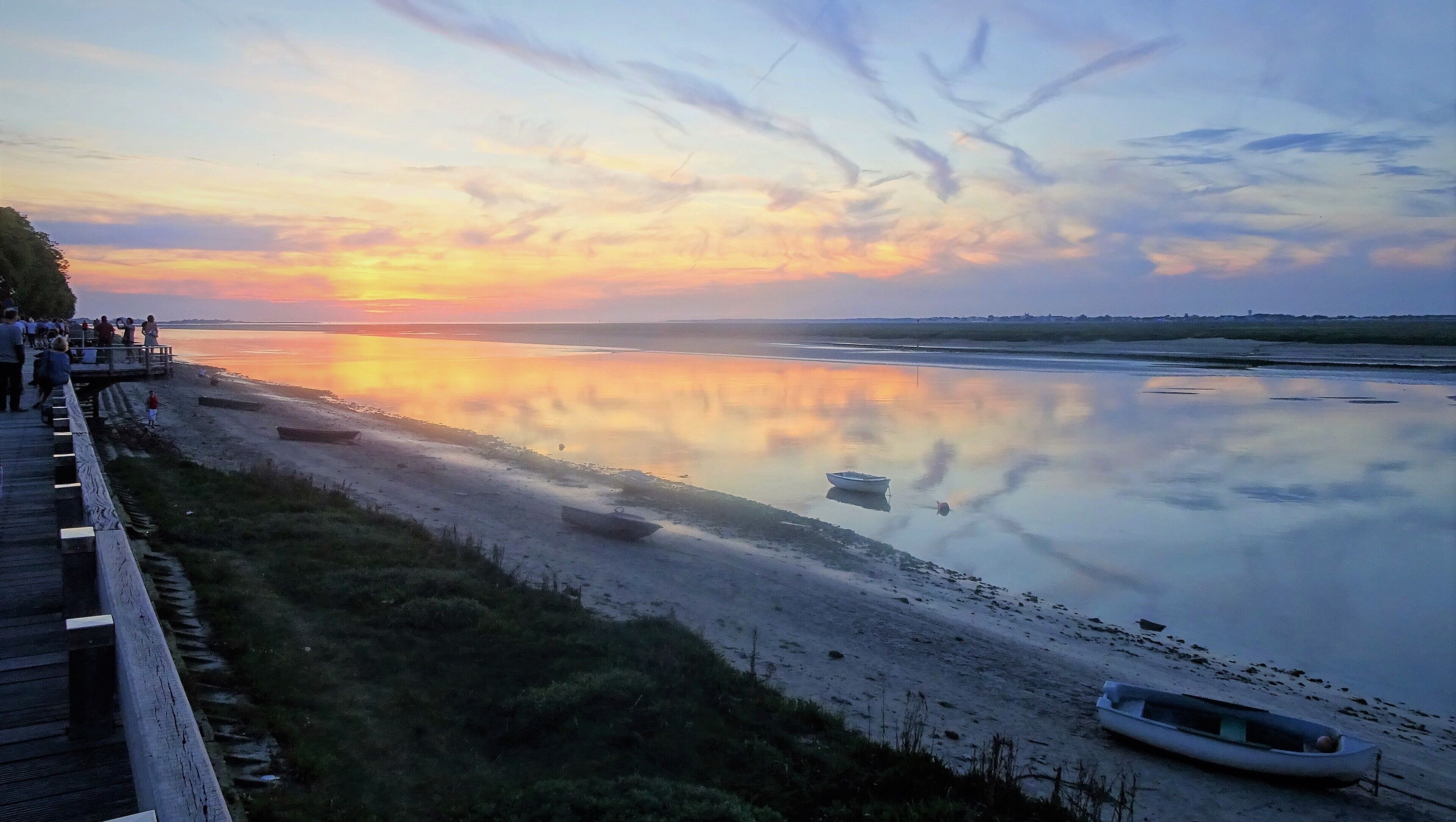 After the Romans in the beginning of our era, England experienced only one successful invasion in its entire history. The man who realized that was the Norman William the Conqueror. In September 1066, his invasion fleet departed from Normandy. But a storm on the Channel forced him to secure his ships for a few days, and that happened in the estuary of the Somme, in Saint-Valery-sur-Somme. Imagine the photo with almost 700 ships on the horizon!  #History