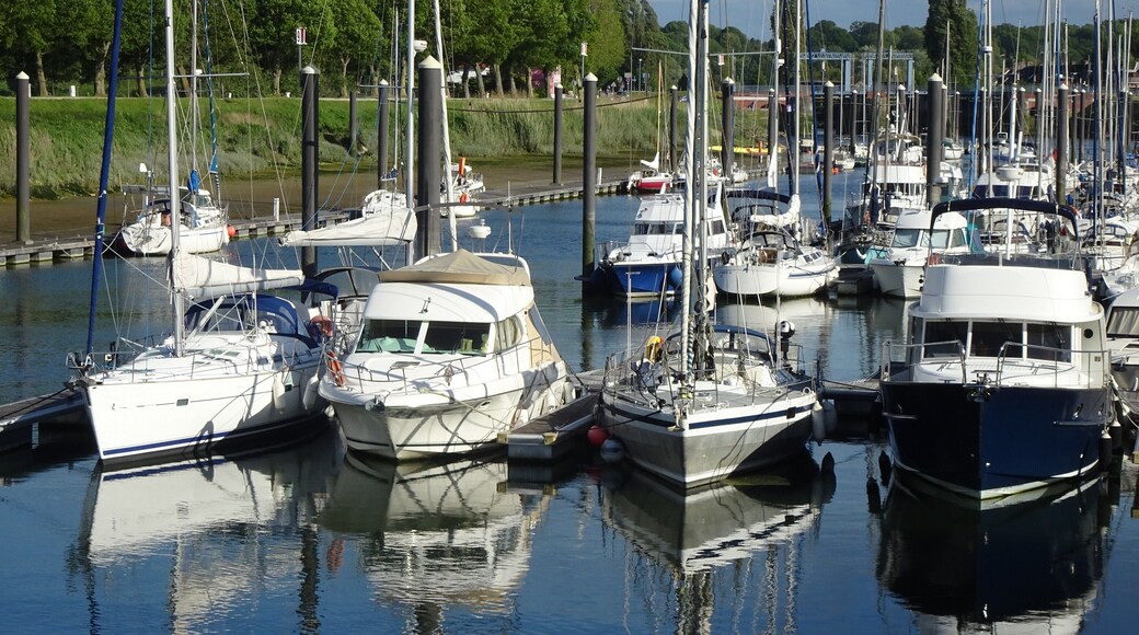 The Saint-Valery marina has 250 mooring points.
Anecdote: On September 27, 1066, the Norman Duke William the Conqueror departed from Saint-Valery with his invasion fleet - some 700 ships - to the coast of Pevensey, near the town of Hastings in England. Initially he had departed from the Dives estuary in Normandy. But due to autumn storms on the Channel, he had to return to the Somme estuary and wait for better weather.
On October 14 he defeated the Anglo-Saxon King Harold II during the Battle of Hastings and on December 25, he was crowned King of England at Westminster Abbey.