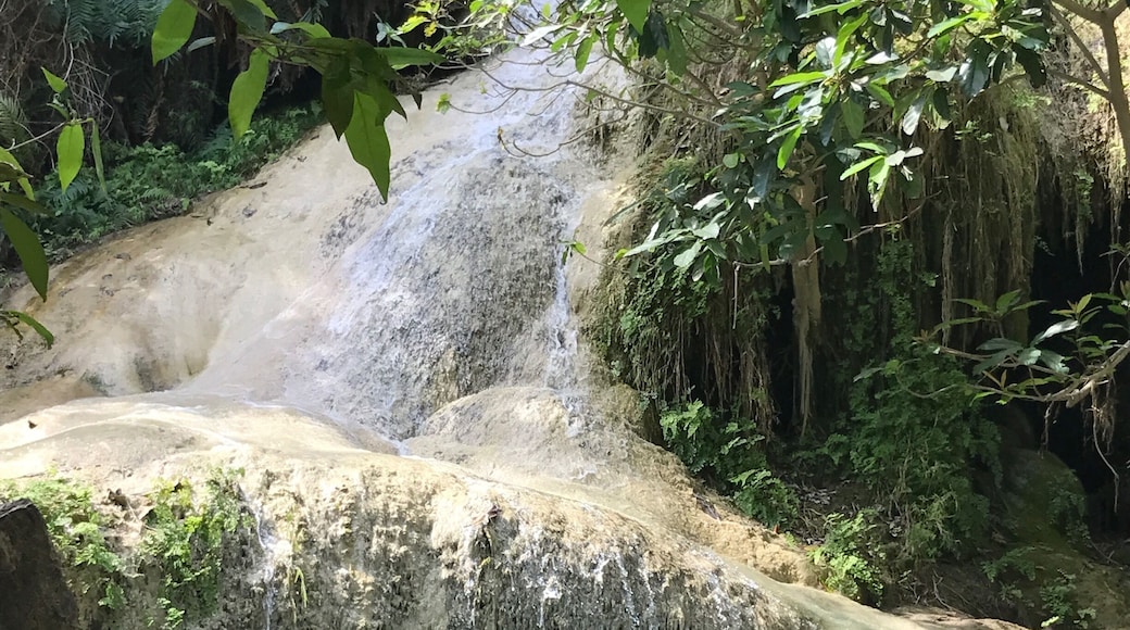 Last of Erawan waterfall (step 7) ! A delightful moment after 1h walking. Perfectly refreshing 👌🏼 • feb 2017