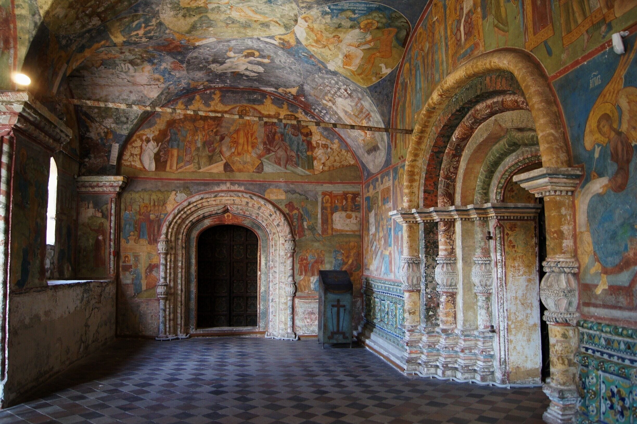 #Church #ChurchofElijahtheProphet
Doors and frescoes

Na igreja do profeta Elias ouvimos um coro tradicional de monges. Muito bonito. A igreja tem como destaques os afrescos e os belíssimos ícones. A característica principal desta igreja é a sua assimetria exterior.