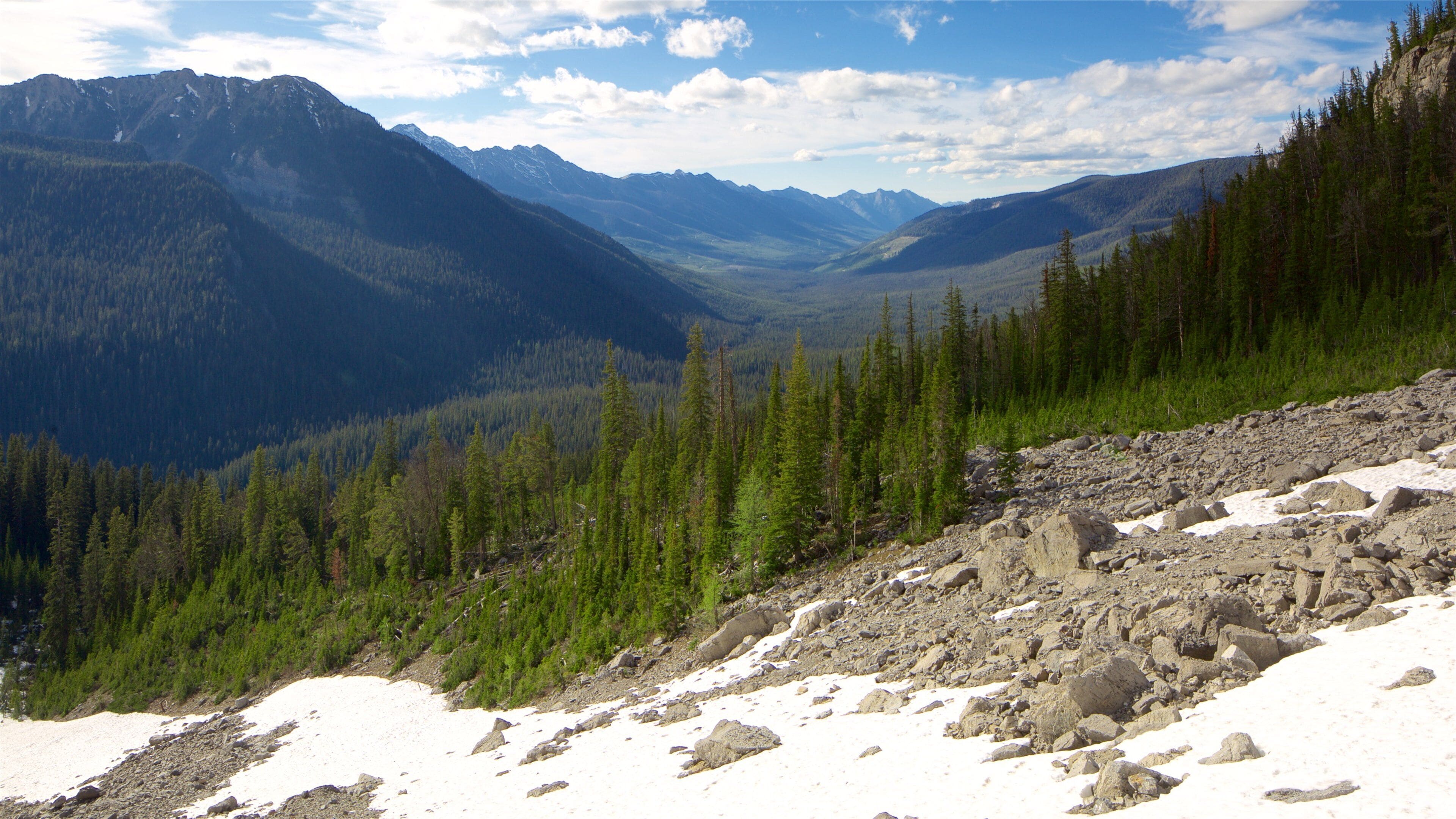 Top of the World Provincial Park som inkluderer rolig landskap og landskap