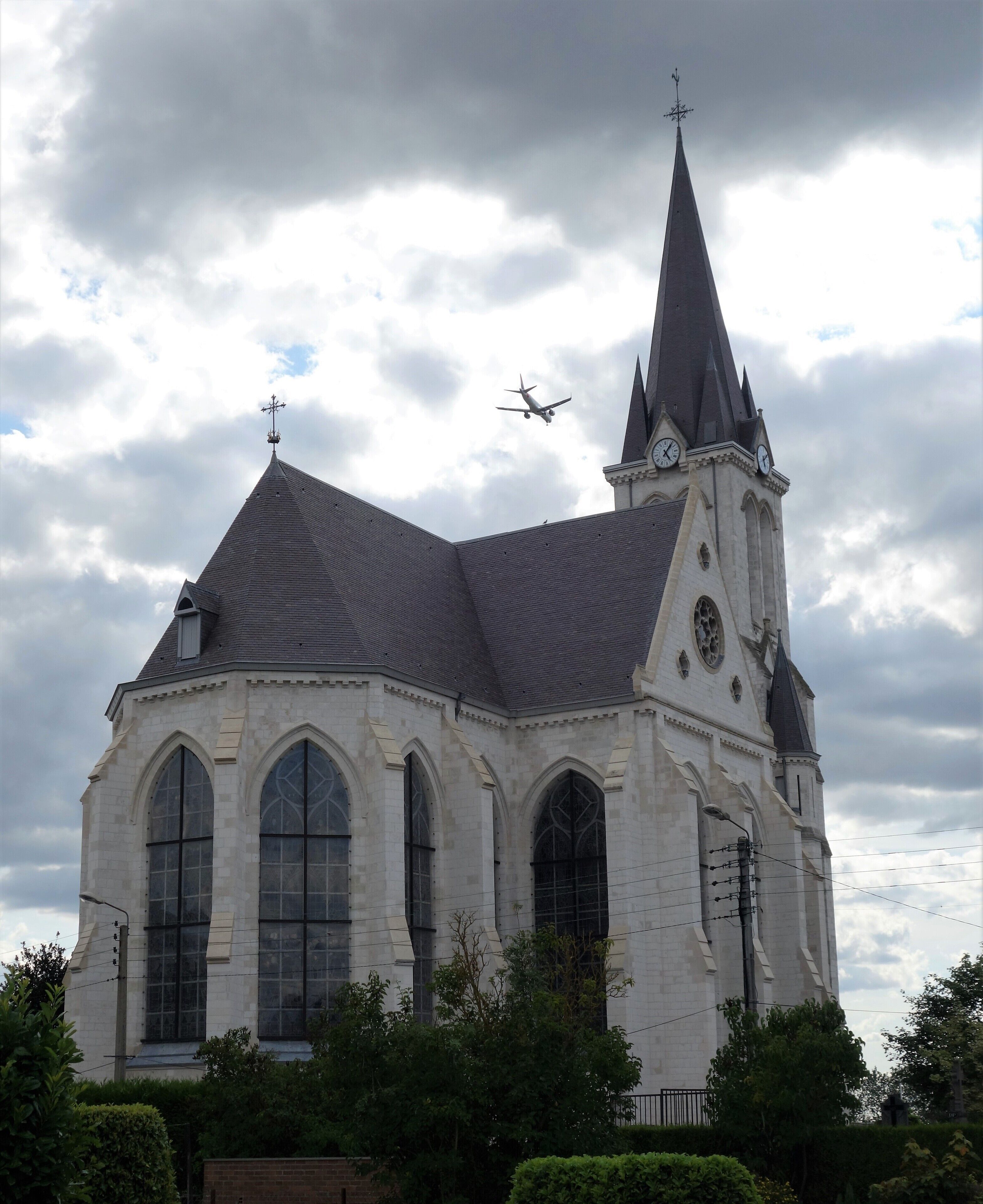 BOUVINES église Saint Pierre de style néo gothique. Fin XIX ème siècle. Vingt et un vitraux, représentent les épisodes de la bataille de Bouvines en 1217. Bataille opposant les troupes royales françaises de Philippe Auguste et de milices communales à une coalition constituée de princes et seigneurs flamands, allemands et français renforcés de contingents anglais, menée par l’empereur du Saint-Empire Otton IV. Voir : https://fr.wikipedia.org/wiki/Bataille_de_Bouvines