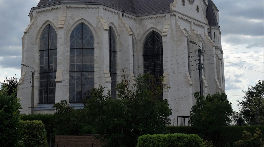 BOUVINES église Saint Pierre de style néo gothique. Fin XIX ème siècle. Vingt et un vitraux, représentent les épisodes de la bataille de Bouvines en 1217. Bataille opposant les troupes royales françaises de Philippe Auguste et de milices communales à une coalition constituée de princes et seigneurs flamands, allemands et français renforcés de contingents anglais, menée par l’empereur du Saint-Empire Otton IV. Voir : https://fr.wikipedia.org/wiki/Bataille_de_Bouvines
