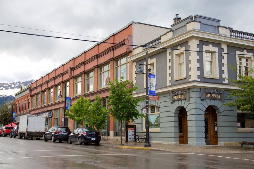 Un edificio histórico con fachada de ladrillo rojo y sección superior gris, identificado como 'Museum'.