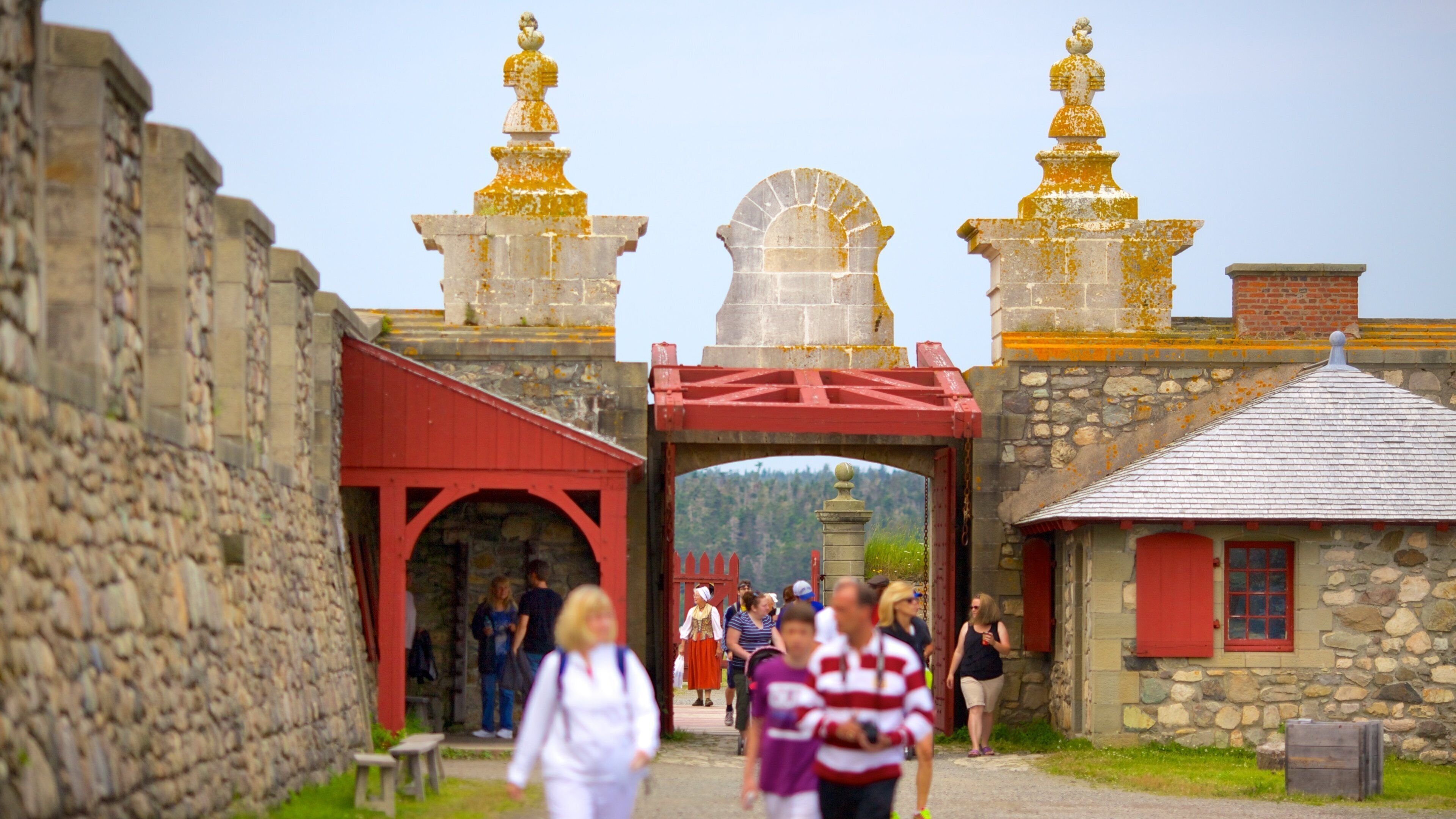 Fortress Louisbourg National Historic Site che include architettura d\'epoca cosi come un piccolo gruppo di persone