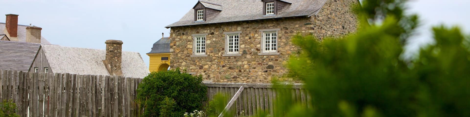 Fortress Louisbourg National Historic Site showing heritage architecture and a house