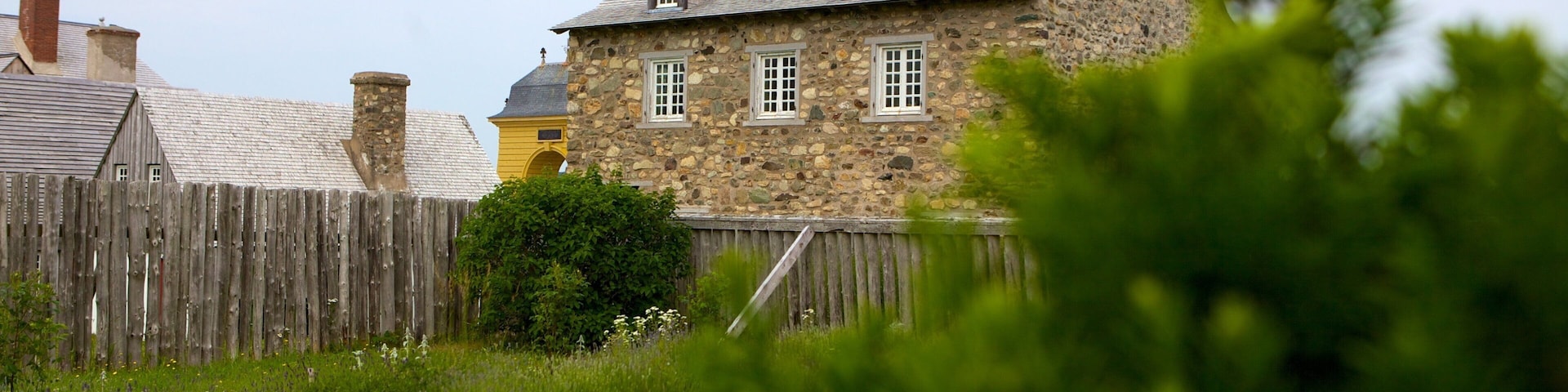 Fortress Louisbourg National Historic Site que inclui arquitetura de patrimônio e uma casa