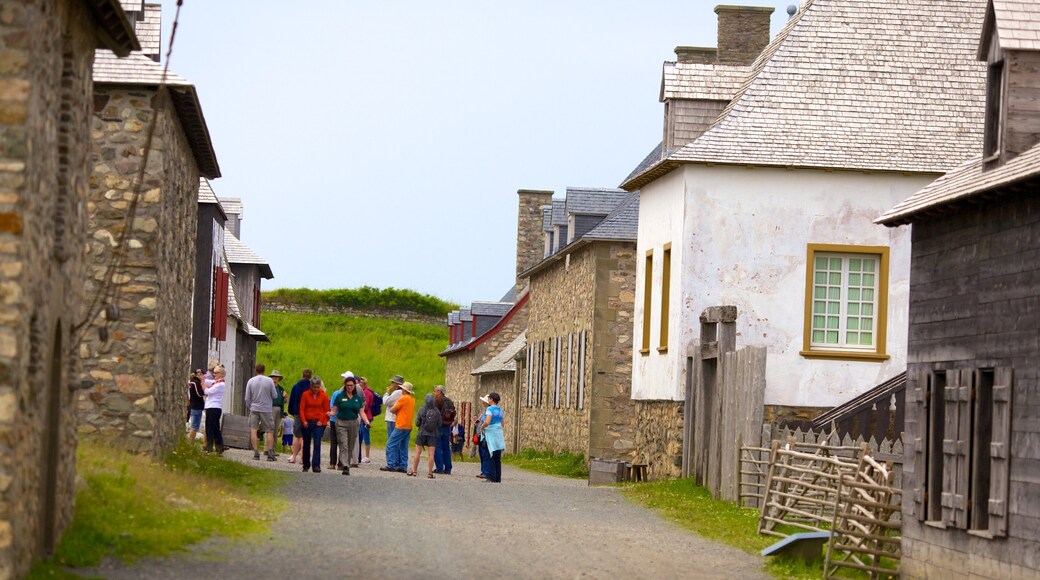 Fortress Louisbourg National Historic Site mostrando strade, piccola città o villaggio e architettura d\'epoca