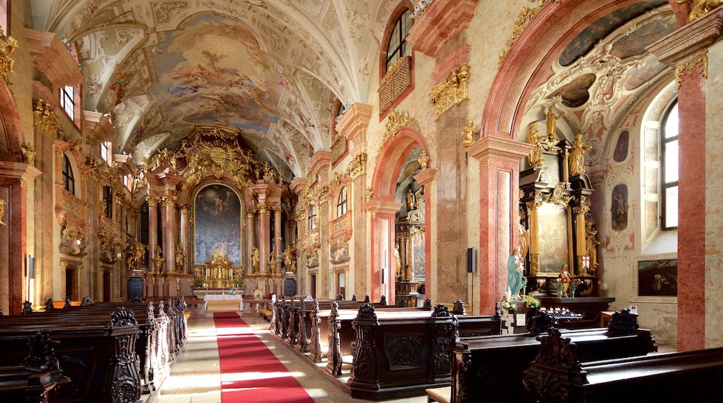기요르 베네딕트 교회 을 보여주는 교회 또는 성당, 종교적 측면 과 실내 전경