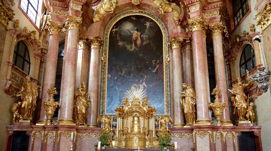 기요르 베네딕트 교회 을 특징 예술, 실내 전경 과 종교적 요소